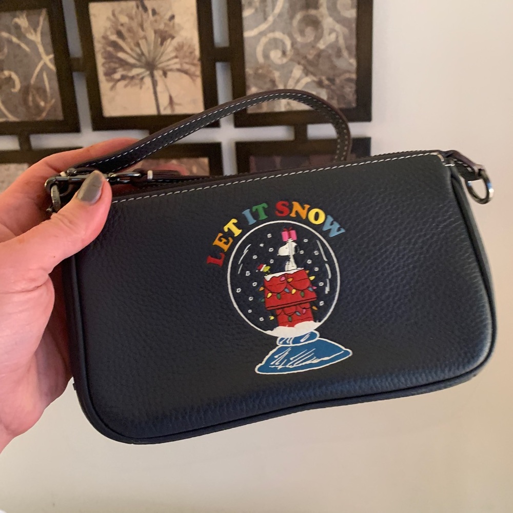 Authentic COACH Pebbled leather Peanut snoopy collection zip shoulder/wristlet - Picture 12 of 15